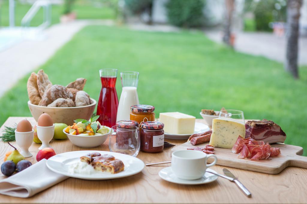 Hotel Tiefenbrunn Gardensuites & Breakfast Лана Екстериор снимка