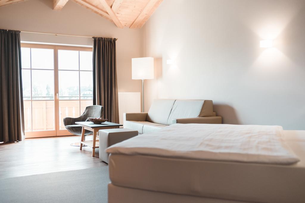 Hotel Tiefenbrunn Gardensuites & Breakfast Лана Екстериор снимка