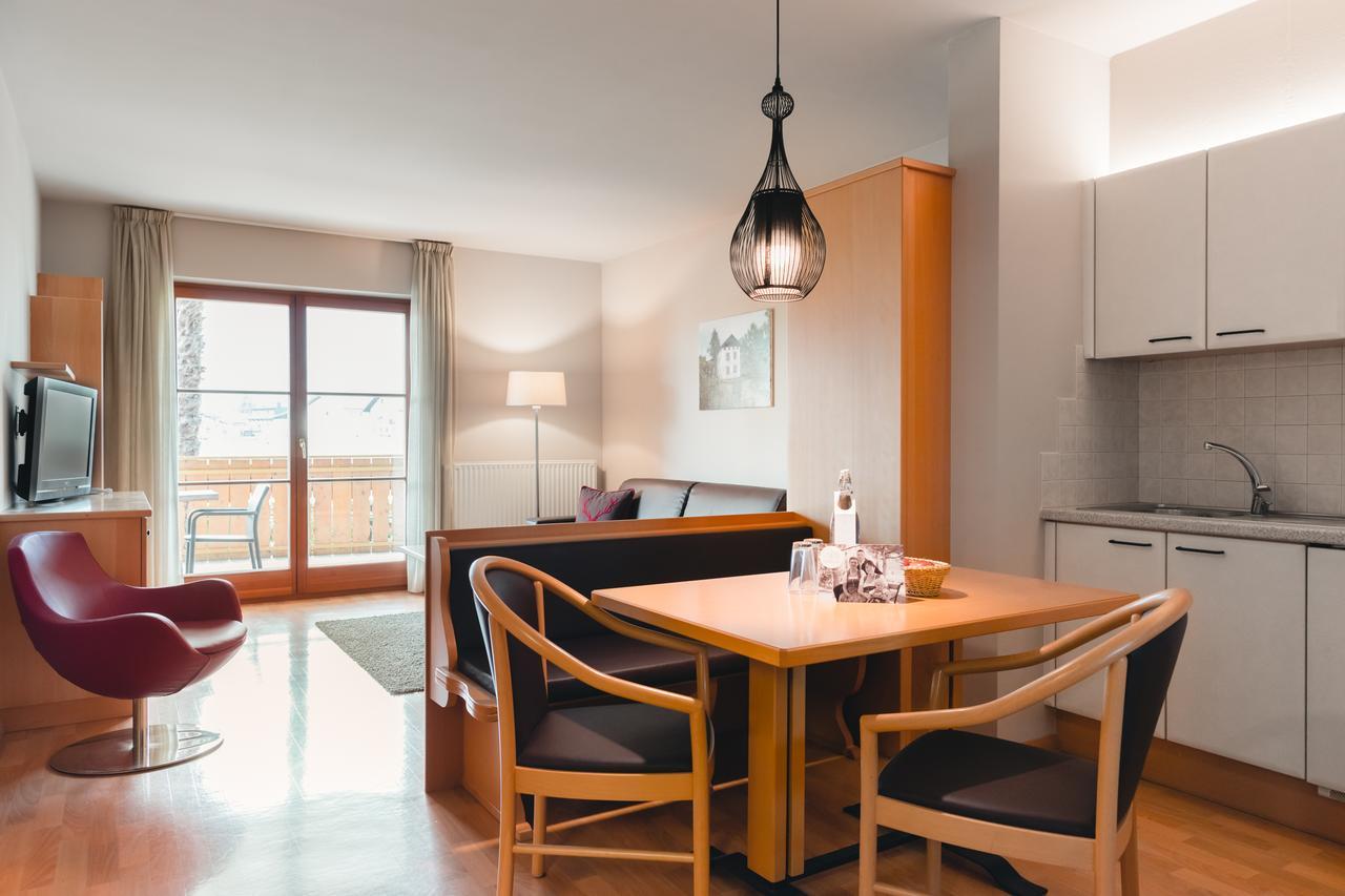Hotel Tiefenbrunn Gardensuites & Breakfast Лана Екстериор снимка