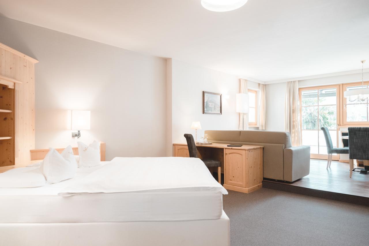 Hotel Tiefenbrunn Gardensuites & Breakfast Лана Екстериор снимка